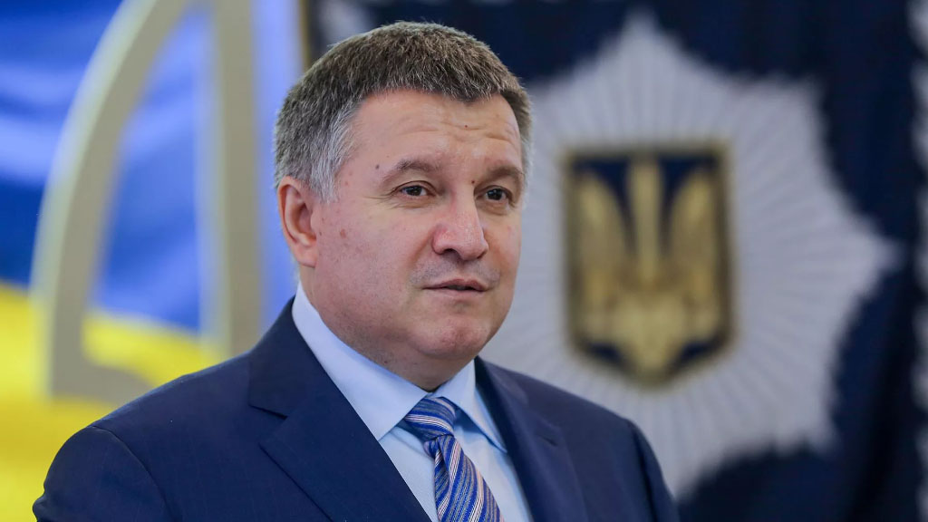 Вопрос о снятии с поста министра внутренних дел Арсена Авакова обсуждается на Украине уже не первый месяц на различном уровне. Очень уж много накопилось к главному украинскому правоохранителю претензий, а в последнее время недовольство чиновником ещё больше усилилось.