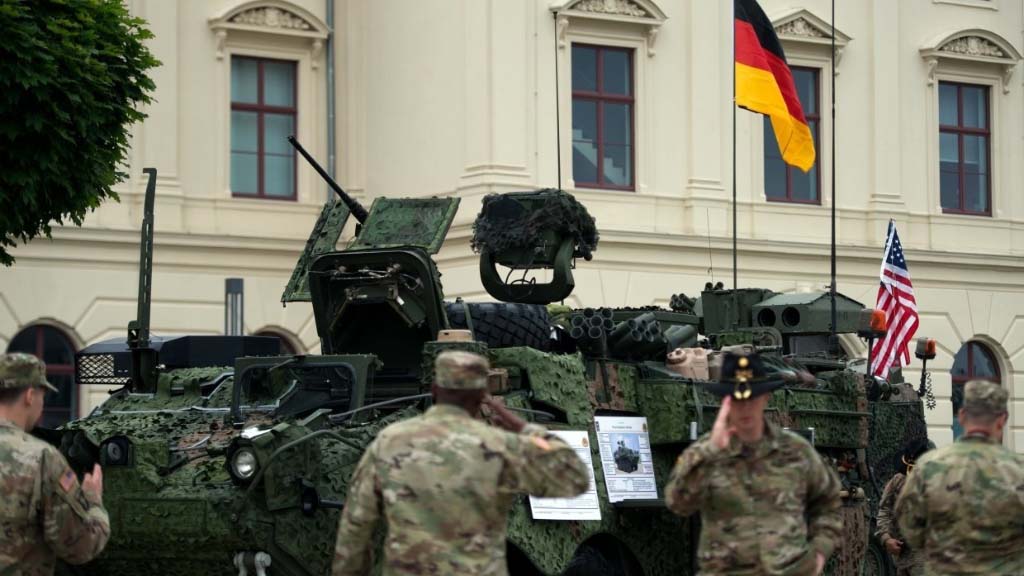 Президент США Дональд Трамп поручил Пентагону существенно сократить американский контингент в Германии, выведя к сентябрю с территории страны 9,5 тысяч американских военнослужащих. В настоящее время в Германии размещено 34,5 тысячи военнослужащих армии США.