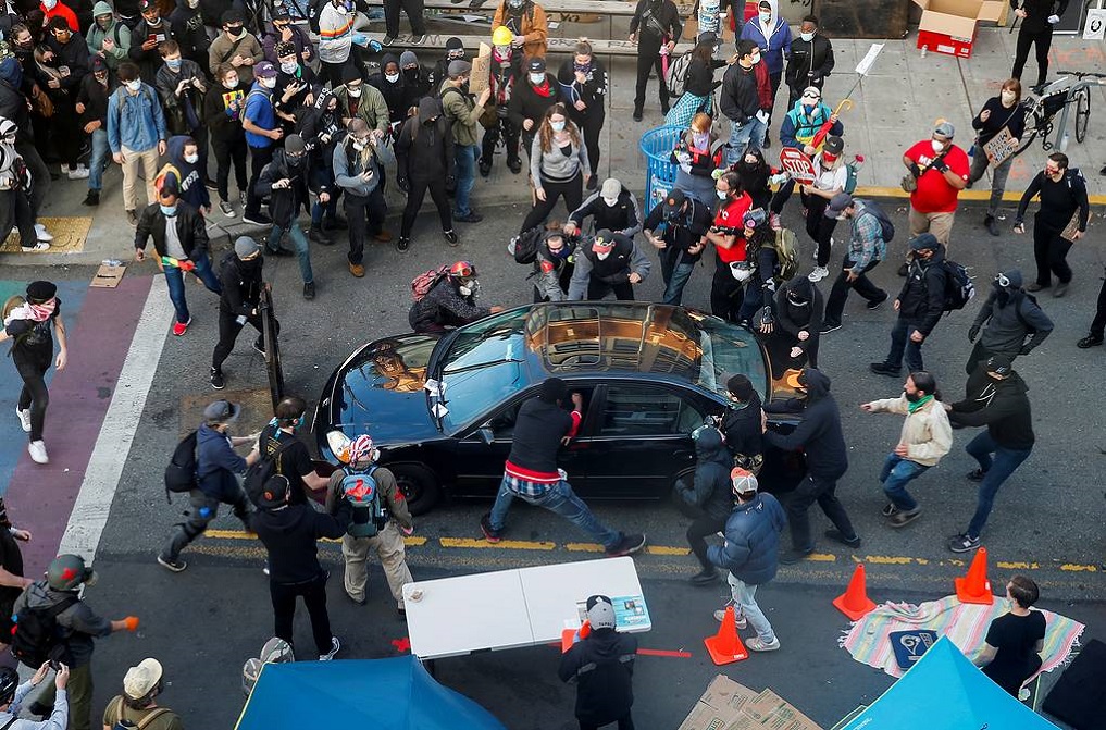 Толпу протестующих в Сиэтле протаранил водитель авто и открыл стрельбу