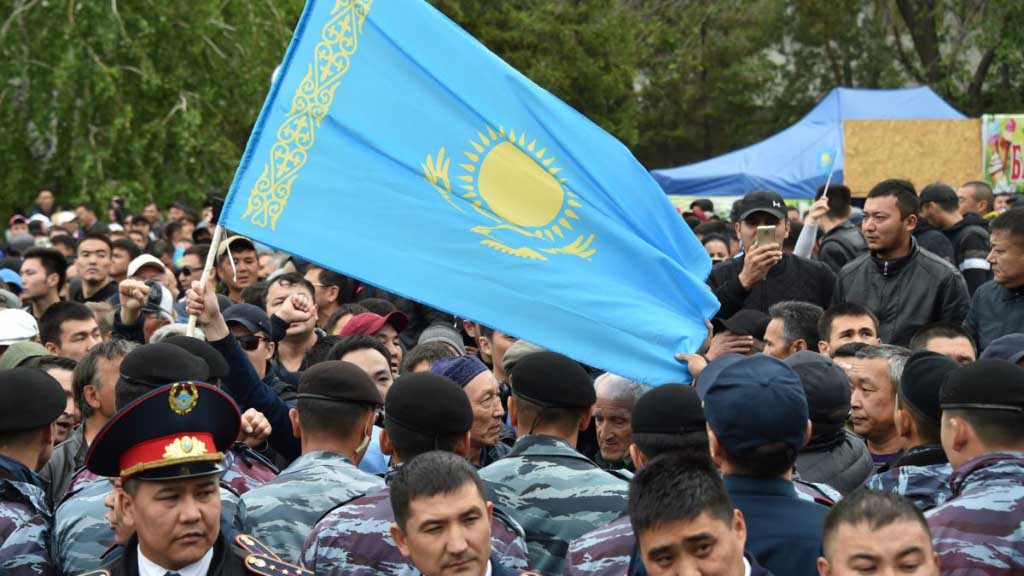 В Казахстане продолжаются акции протеста. Они охватили столицу, Алматы, Шымкент и ещё ряд крупных городов. По всей стране задержано порядка ста человек. Начались митинги в субботу, когда в силу вступили изменения в закон о митингах. Отныне на их проведение не требуется санкция органов госвласти.