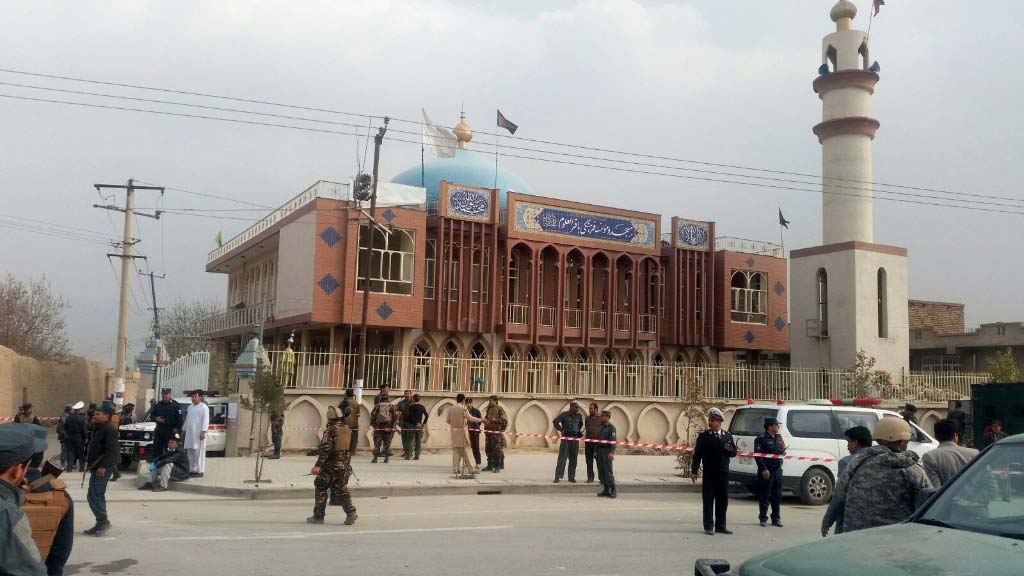 В результате взрыва самодельного взрывного устройства, сработавшего в мечети имени Шер-шаха Сури на западе Кабула во время пятничной молитвы погибли четыре человека, в том числе имам, еще восемь получили ранения.