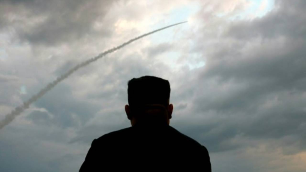 Ким Чен Ын на испытании ракеты