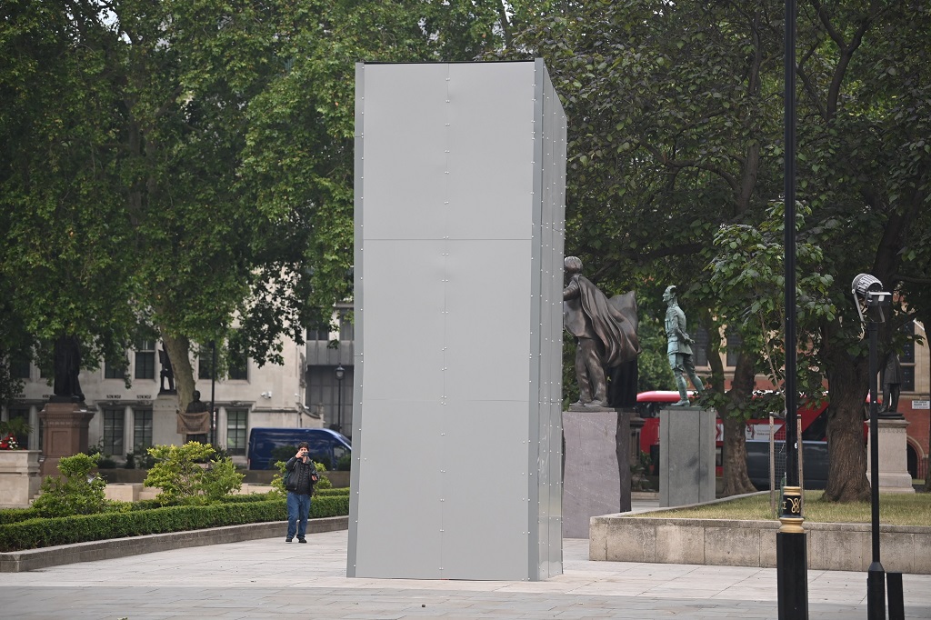 Памятник Черчиллю в Лондоне спрятали от вандалов под короб