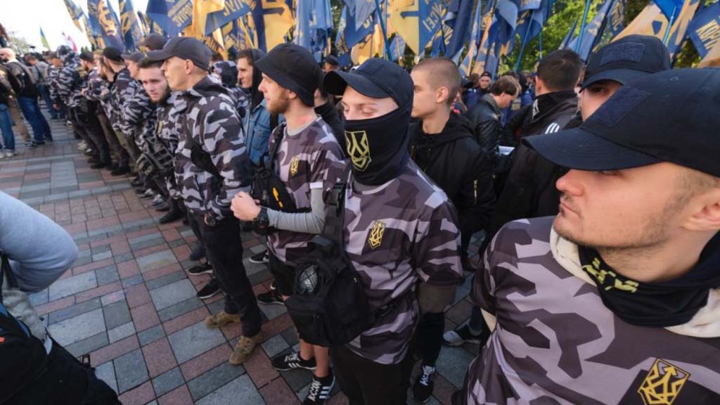 Украинских националистов застали врасплох митингом сторонников Шария, проведенным 17 июня перед Офисом президента Украины. Радикалы не успели провести мобилизацию своих сторонников. Но в «Национальном корпусе» уже пообещали открыть сезон охоты на «красно-белых».