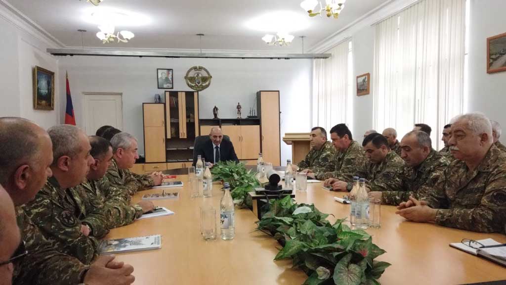 Президент Арцаха (самоназвание Нагорного Карабаха) Араик Арутюнян подписал указ об отставке двух заместителей командующего Армией Обороны непризнанного государства.