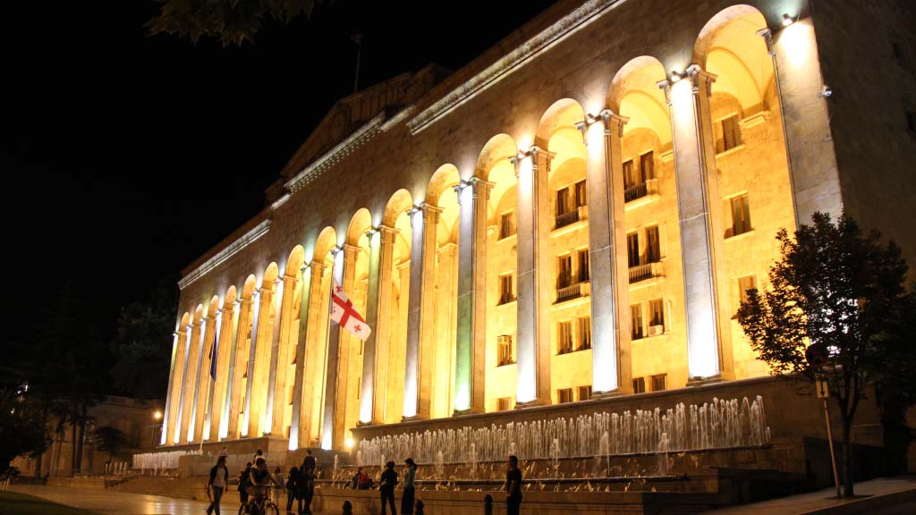 Президент Грузии Саломе Зурабишвили подписала конституционный закон об изменении избирательной системы. Многие средства массовой информации на эту новость уже отозвались заголовками, в которых говорится о завершении в стране конституционной реформы.