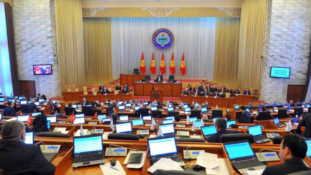Парламентские выборы в Кыргызстане состоятся 4 октября. Соответствующий указ подписал президент Сооронбай Жээнбеков. Предыдущие выборы в Жогорку Кенеш прошли в этот же день пять лет назад. Киргизский парламент состоит из 120 депутатов и избирается по пропорциональной системе – по партийным спискам.