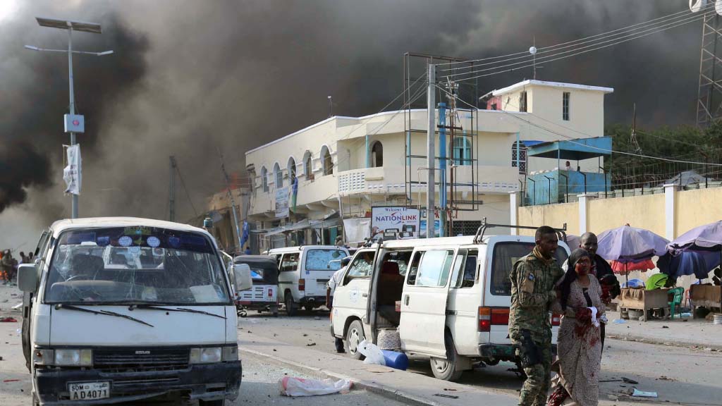В результате мощного взрыва, произошедшего сегодня близ порта столицы Сомали Могадишо ранения получили семь человек, в том числе военнослужащие. Об этом сообщило агентство "Синьхуа". По данным агентства, автомобиль террориста-смертника, груженая взрывчаткой, врезалась в стену, ограждающую налоговое управление порта.