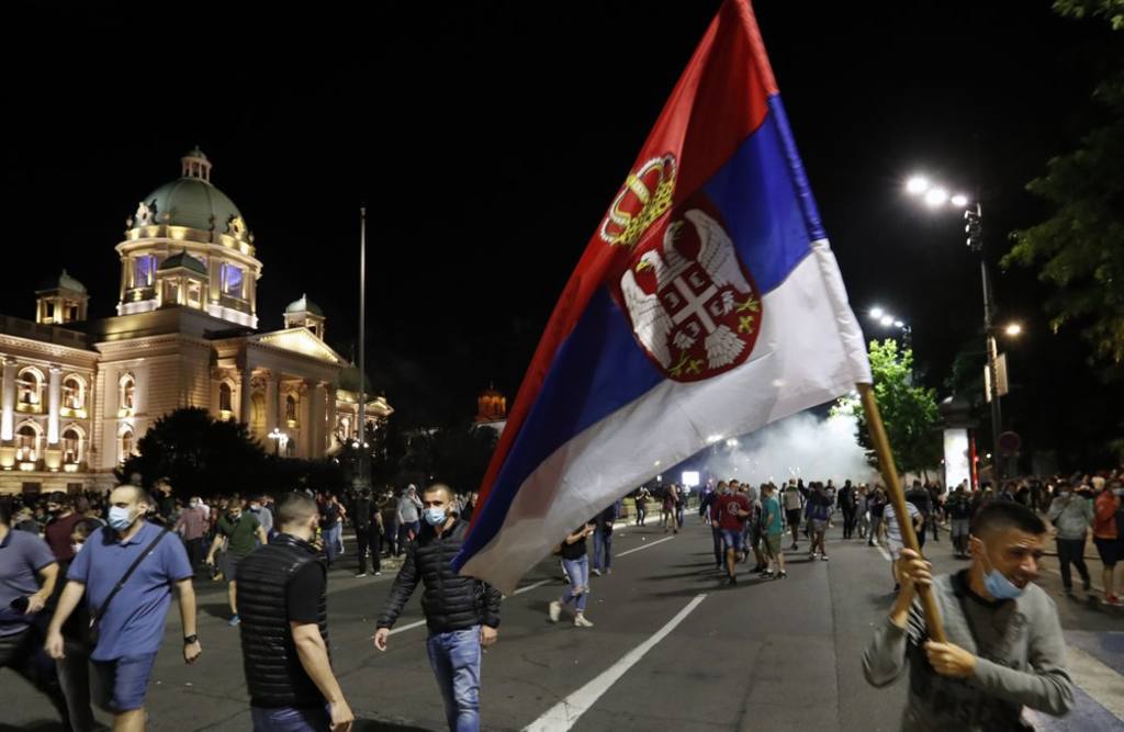 Протестующие против ограничительных мер штурмовали парламент Сербии