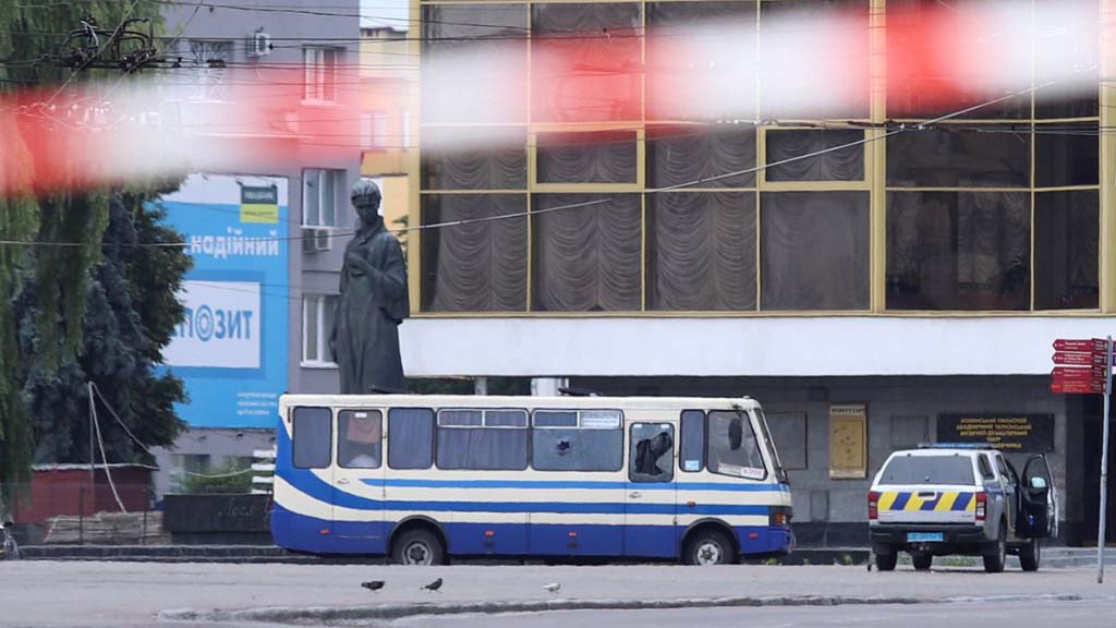 Накануне вооружённый мужчина захватил автобус с людьми, курсировавший по маршруту Берестечко - Красниловка. В транспортном средстве находилось до 20 человек. Драматическая развязка наступила лишь поздним вечером: террорист сдался, а перед этим отпустил всех заложников.