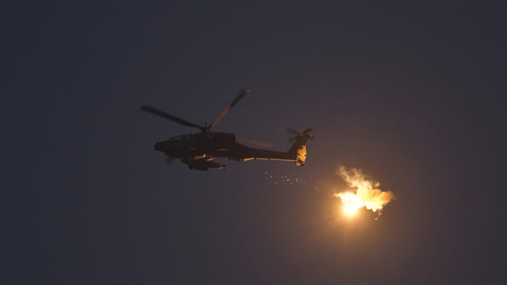 Израильские боевые вертолеты нанесли в пятницу удар по нескольким военным объектам на юге Сирии в ответ на выпущенные с территории Сирии в направлении Голанских высот снаряды, сообщила пресс-служба Армии обороны Израиля на своей странице в твиттере.
