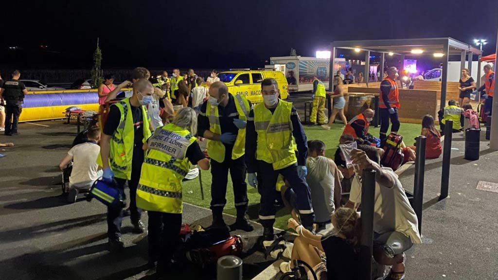 Автомобиль въехал в толпу людей в небольшой коммуне Вензель на востоке Франции. В результате инцидента пострадали 13 человек, об этом сообщает в субботу префектура департамента Саона и Луара.