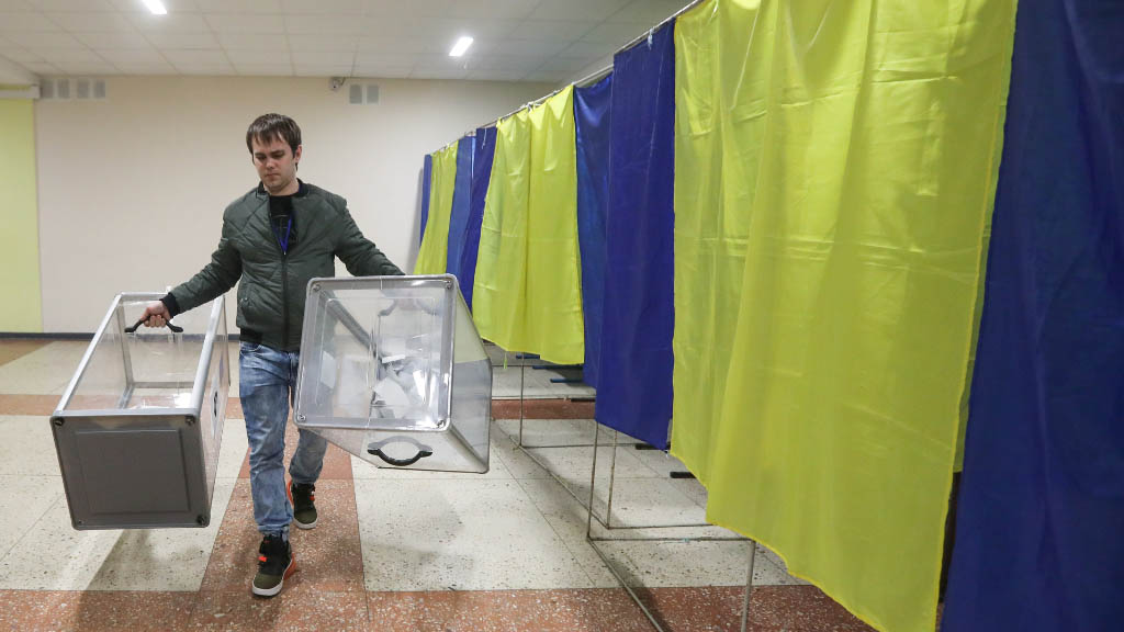 Жители Донбасса, проживающие на территориях подконтрольных Киеву, не будут принимать участие в голосовании на местных выборах. Такое решение принял ЦИК страны. Официальная причина, которую озвучили в комиссии, это то, что на линии разграничения невозможно обеспечить безопасность избирательного процесса.