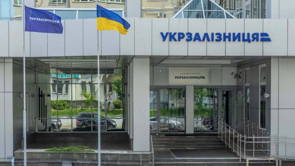 Сотрудники украинской спецслужбы нагрянули с обысками в офисы «Украинизации». Обыске проходили в столице и винницком филиале предприятия. По предварительным данным, ущерб государства составил 12 млн гривен (более 500 тыс. долларов).