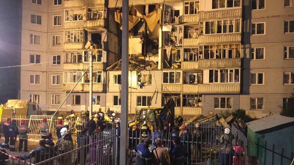 В результате взрыва бытового газа, произошедшего в жилом многоквартирном доме в Ярославле, произошло обрушение межэтажных перекрытий с 6 по 1 этажи и внешней стены здания с 5 по 3 этажи. Всего пострадали 7 человек, из них 3 человека погибли.