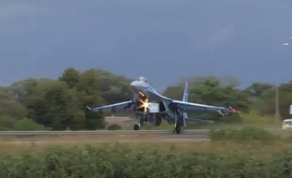 Истребитель ВВС Украины сбил дорожный знак в Ровенской области
