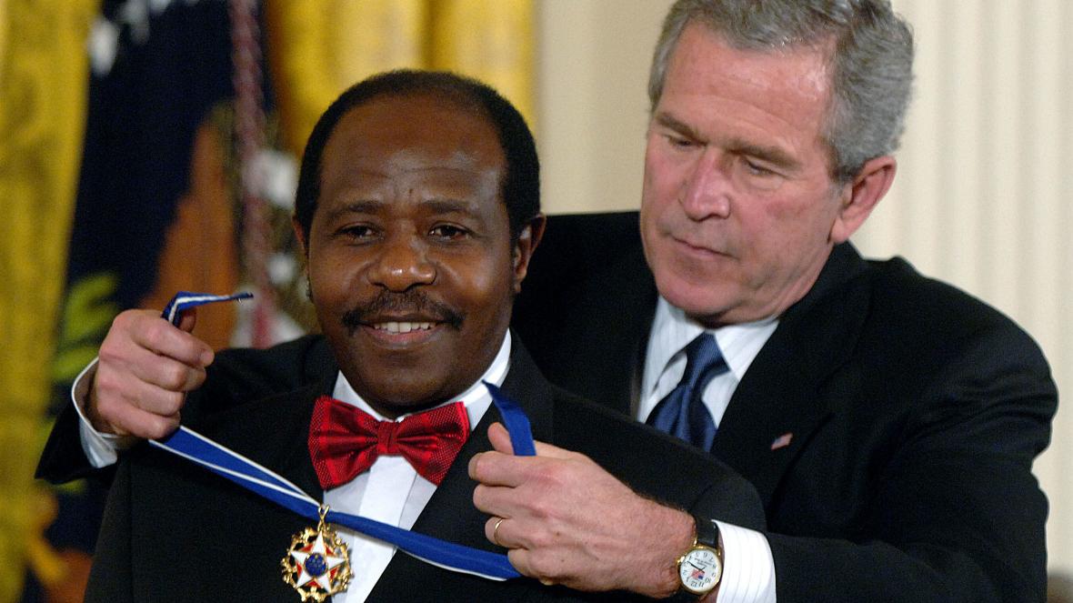 Буш наградил Поля Русесабаджину