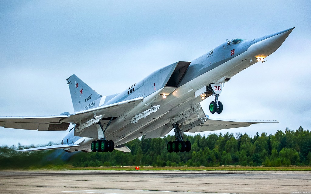 Эскадру НАТО в Чёрном море «встретили» четыре бомбардировщика Ту-22М3 ВВС России