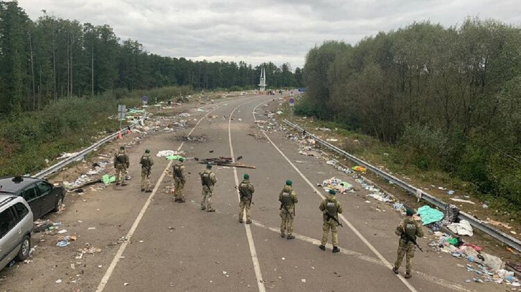 Хасиды покинули нейтральную зону на границе Белоруссии и оставили за собой кучу мусора