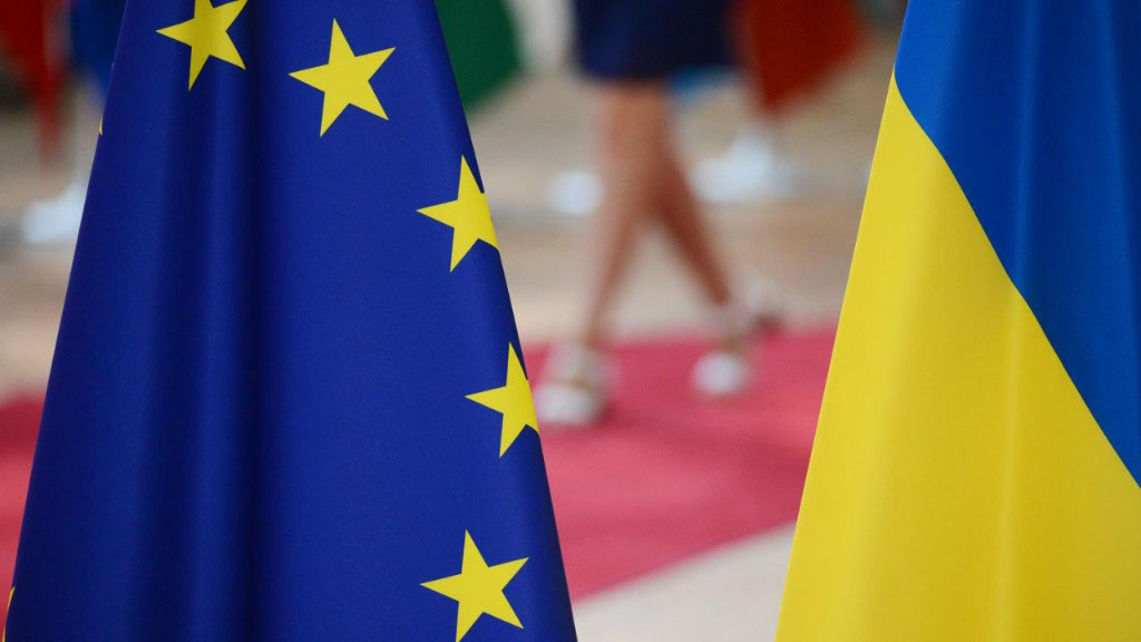 Киеву откровенно намекнули, что дальнейшей интеграции Украины в ЕС ожидать не стоит. При этом европейцы готовы помогать своему ассоциированному члену в вопросах экономики, культуры и науки, чтобы украинцы чувствовали себя ближе к Европейскому Союзу.