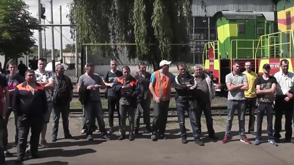 Сегодня, 29 сентября, работники железной дороги Кривбасса начали «итальянскую забастовку», поддержав протест горняков Криворожского железорудного комбината (КЖРК), которые уже более двадцати дней бастуют под землей.
