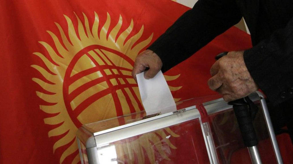 Предварительные итоги прошедших в воскресенье выборы в Жогорку Кенеш (парламент) Кыргызстана вызвали недовольство у не преодолевших семипроцентный барьер партий. Согласно предварительным данным, в парламент проходят четыре партии из шестнадцати участвовавших в выборах.