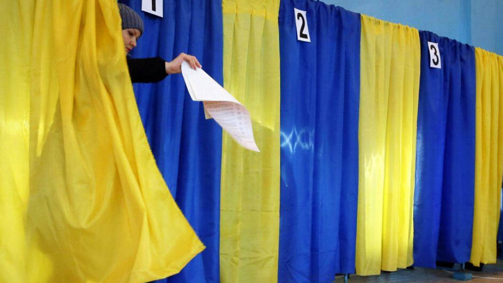 Сегодня резидент Украины Владимир Зеленский анонсировал проведение 25 октября всеукраинского опроса населения вместе с местными выборами. После призыва прийти на местные выборы он добавил, что во время голосования украинцам зададут 5 "важных вопросов", но не сказал каких.