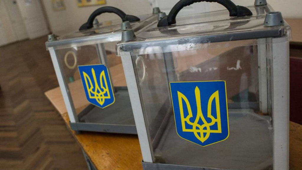 Всего за две недели до местных выборов украинская Центральная избирательная комиссия приняла решение распустить одесский территориальный избирком. Решение было принято в связи с якобы имевшими место многочисленными нарушениями украинского законодательства.