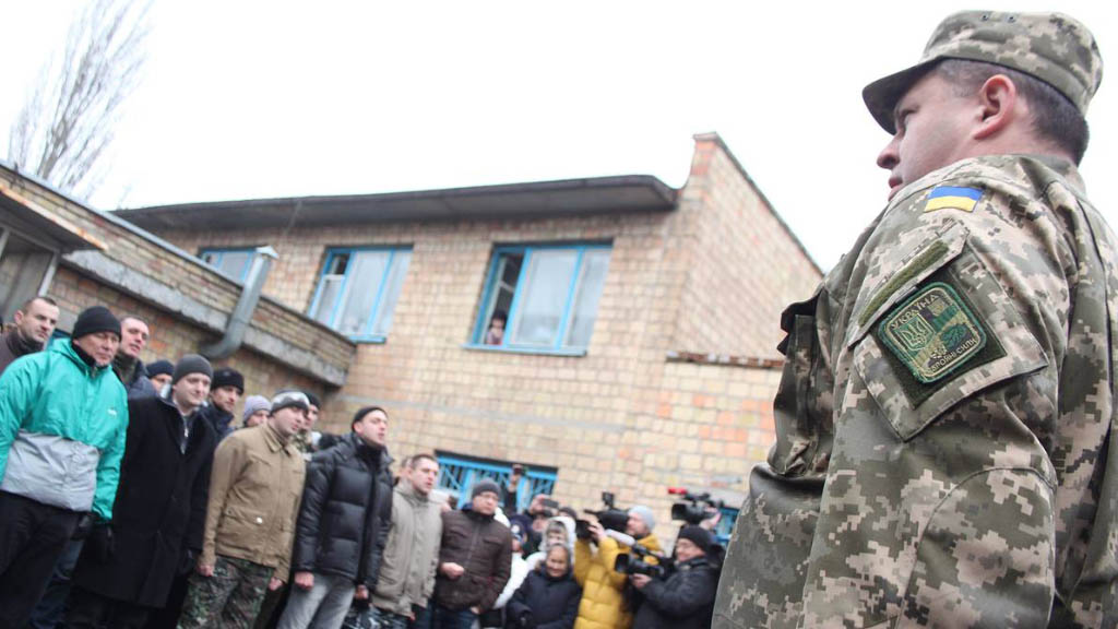В Киеве рассматривают возможность полной отмены призыва в Вооружённые силы. С таким заявлением выступил главнокомандующий ВС Украины Руслан Хомчак. По его мнению, полный переход на контрактную систему можно произвести после того, как будет налажена качественная подготовка резервистов.