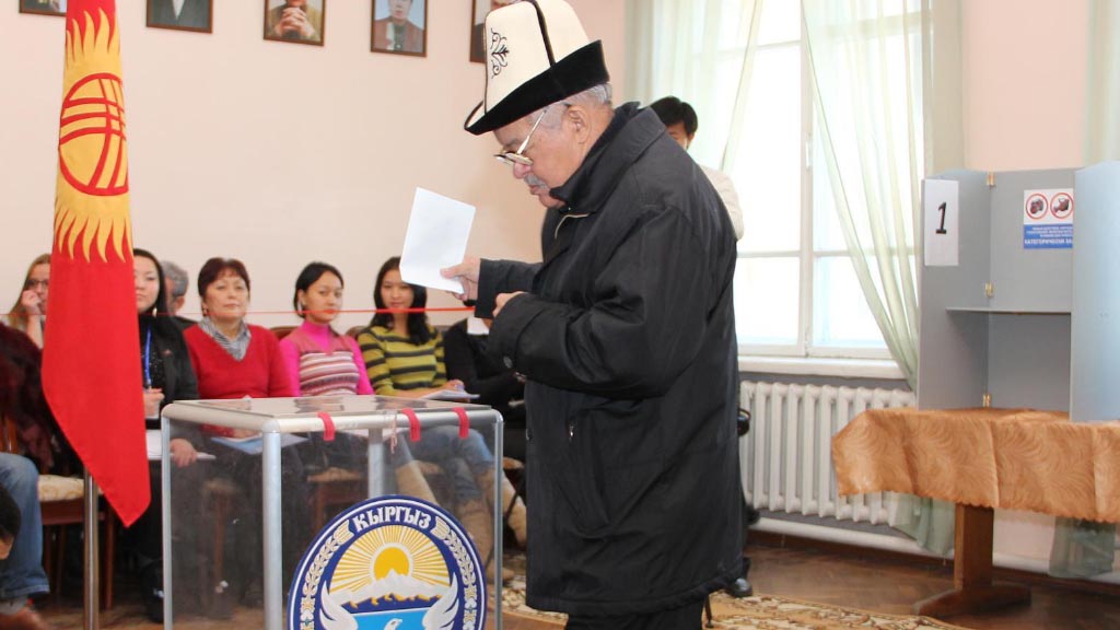 Центризбирком Кыргызстана назначил проведение повторных парламентских выборов на 20 декабря. Желающим принять участие в новой электоральной кампании политическим партиям ЦИК отвела три дня на подачу заявления о регистрации.