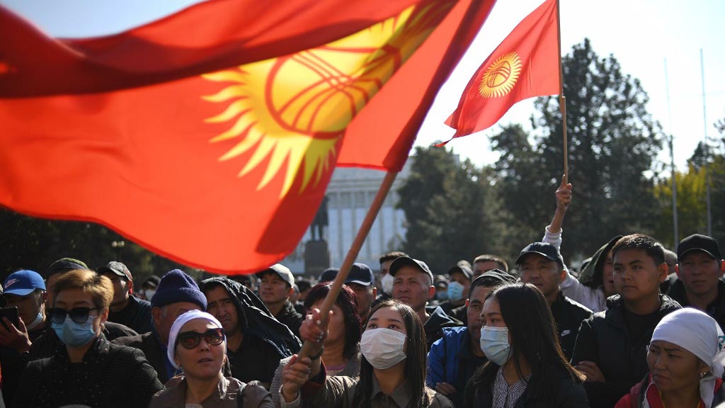 Досрочные президентские выборы в Киргизии пройдут 10 января 2021 года. Об этом сообщили в субботу в пресс-службе Центризбиркома страны. Накануне исполняющий обязанности президента Киргизии Садыр Жапаров сообщил, что повторные выборы в парламент страны состоятся до марта 2021 года.