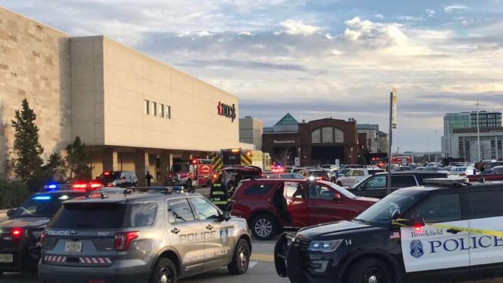 В результате стрельбы которую открыл неизвестный мужчина в торговом центре американского города Уоватос штат Висконсин, получили ранения семеро взрослых и один подросток. Об этом сообщил телеканал ABC News, а также местное полицейское управление. Все пострадавшие госпитализированы.