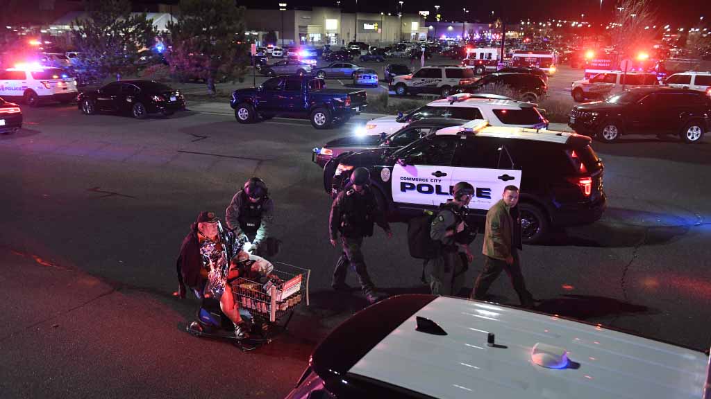 В результате стрельбы, которая произошла в ночь на субботу в торговом центре Arden Fair Mall в американском городе Сакраменто (штат Калифорния) погиб один человек, еще один получил тяжелые ранения и был госпитализирован.