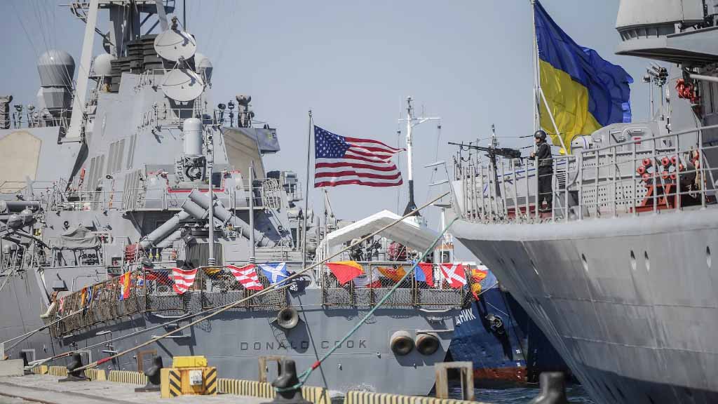 В Одессу с официальным визитом прибыл военно-морской атташе США Питер Мэллори. Он посетил главную базу ВМС Украины и провел встречи с командованием украинских военно-морских сил. В повестке переговоров были вопросы укрепления двухстороннего сотрудничества, в частности, в Черноморском регионе.