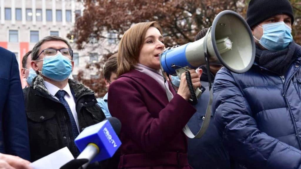 Молдова окунается в очередной политический кризис. Новоизбранный президент страны Майя Санду, не чувствуя поддержки в парламенте, призывает своих сторонников к акциям протеста. Последняя из них прошла в центре Кишинёва в минувшее воскресенье.