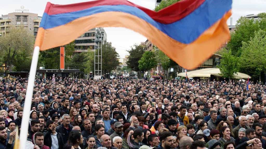 В Армении начались акции гражданского неповиновения. На субботнем митинге оппозиция выдвинула ультиматум премьер-министру Армении Николу Пашиняну с требованием подать в отставку. Если оно не будет исполнено, противники нынешнего режима пригрозили насильно отстранить главу правительства от власти.