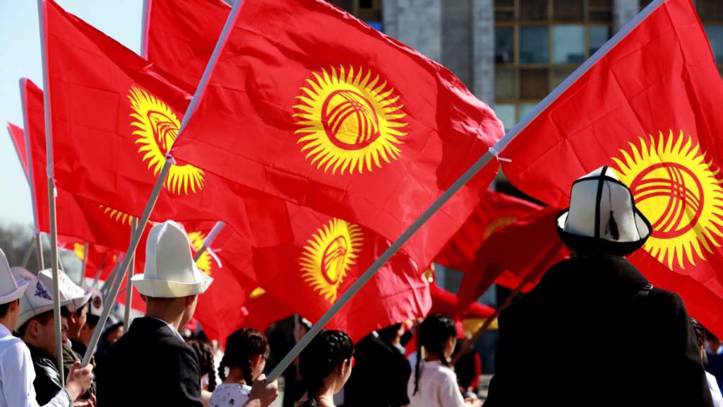10 января следующего года вместе с выборами президента в Кыргызстане пройдёт референдум о форме правления. Народу предложат выбрать между президентской и парламентской республиками.