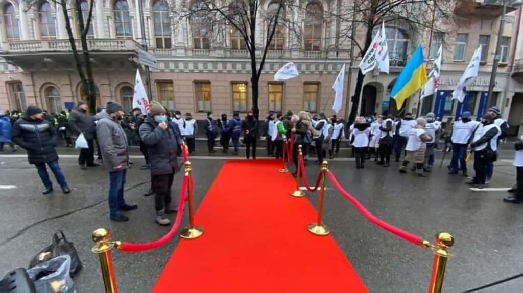 Тысячи предпринимателей из разных городов Украины вышли на протест перед зданием Верховной Рады. Организатором акции выступает движение «SaveФОП», митингующие требуют не вводить жесткие карантинные ограничения в январе, а также отменить введение кассовых аппаратов.