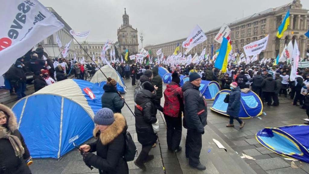В столице Украины на Майдане Независимости продолжают протестовать предприниматели, требующие отмены карантинных ограничений для бизнеса и отказа от идеи по повсеместному введению кассовых аппаратов. Вместе с налоговым разгорается и «медицинский майдан».