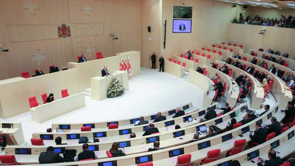 Оставшиеся заседать в грузинском парламенте депутаты инициировали законодательные инициативы, направленные против бойкота пятью оппозиционными партиями работы высшего законодательного органа страны. В частности, предложено лишать парламентариев, прогулявших три пленарных заседания в течении месяца, зарплаты.