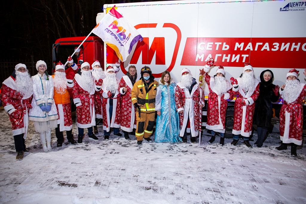 Деды Морозы со Снегурочками пересели со снежных саней на подъёмный кран ради детворы