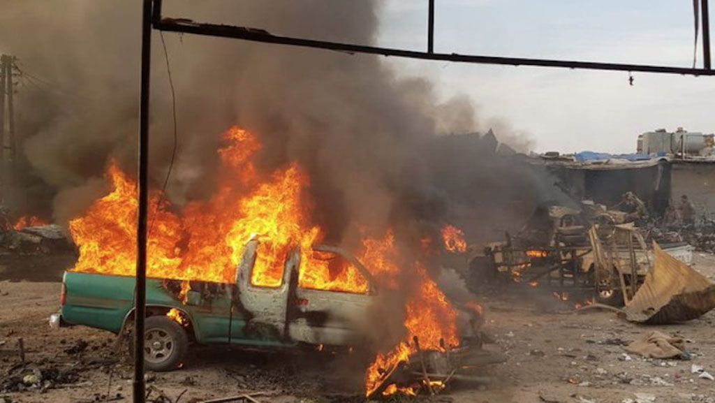 Террористы подорвали заминированный автомобиль на рынке Сук-эль-Ходра в городе Рас-эль-Айн в северо-востоной сирийской провинции Хасеке. Об этом сообщило сирийское государственное агентство SANA. В результате взрыва несколько человек погибли, большое количество мирных жителей получили ранения.