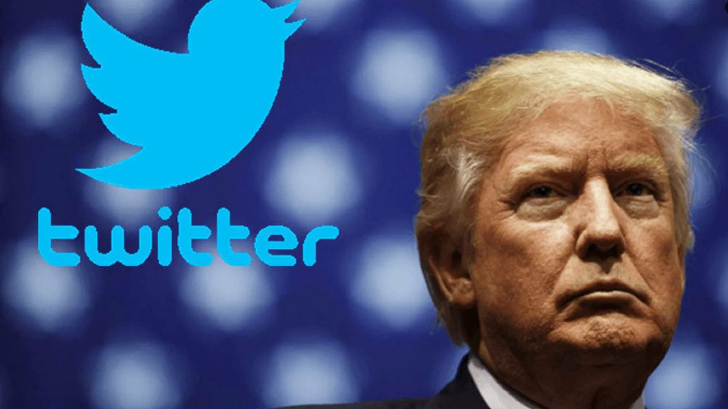 Администрация соцсети Twitter сообщила что заморозила учетную запись президента США Дональда Трампа на постоянной основе в связи "с риском дальнейшего подстрекательства к насилию". Решение было принято после "тщательного рассмотрения недавних сообщений" американского лидера в контексте последних событий.