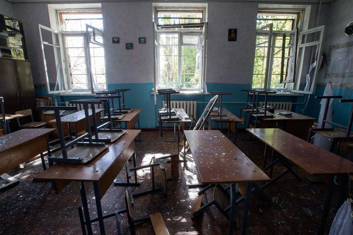 Разрушенная школа в Донецке