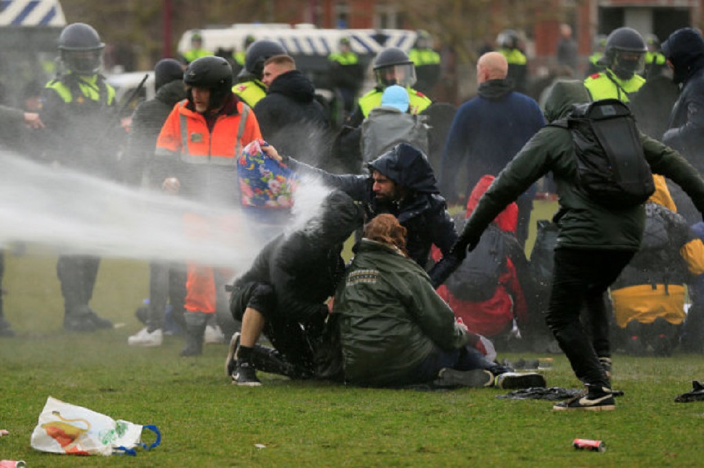 Полиция Нидерландов водомётами разгоняла антикарантинный протест