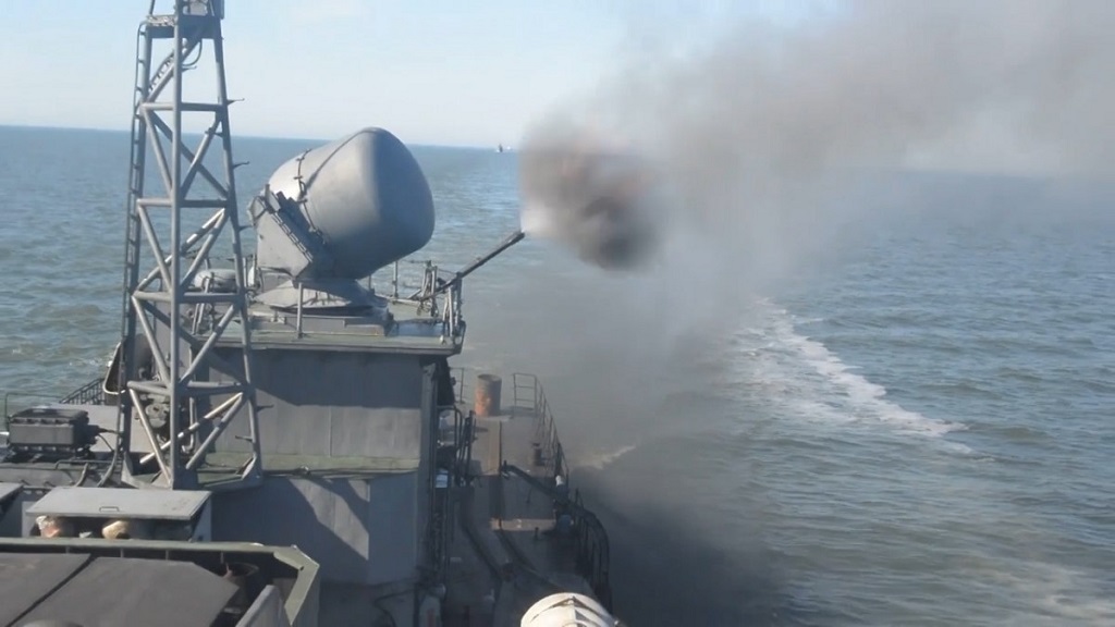 Корабли ВМФ России провели стрельбы в Чёрном море под носом у кораблей США