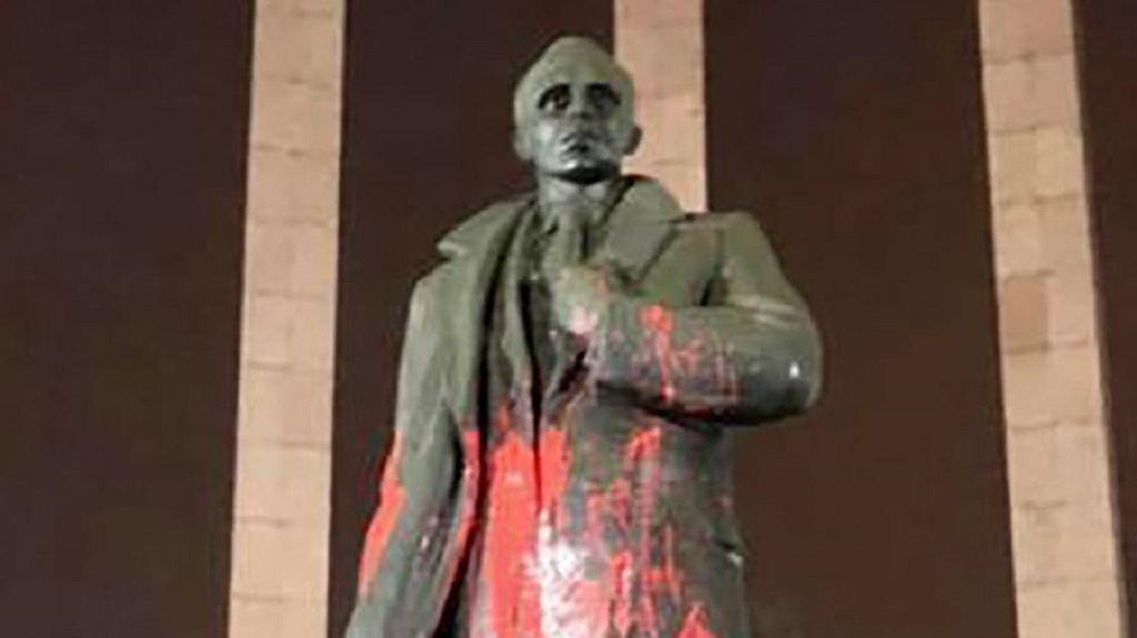 «По мощам и елей»: во Львове памятник палачу Бандере облили красной краской