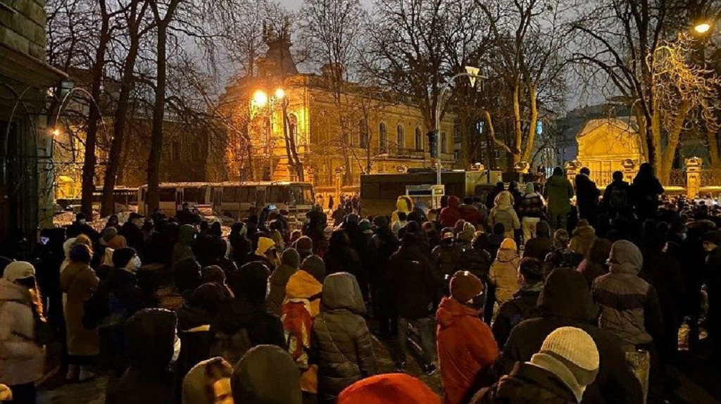 Радикалы устроили в центре Киева столкновения с полицией