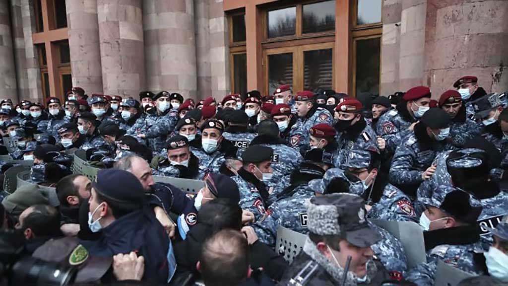 Обстановка в Армении накаляется с каждым часом. Противники режима Никола Пашиняна пытаются взять натиском правительственный корпус №3. Несмотря на противодействие полиции, оппозиционеры смогли ворваться во внутрь здания. Там они устроили митинг под лозунгами «Армения без Никола».