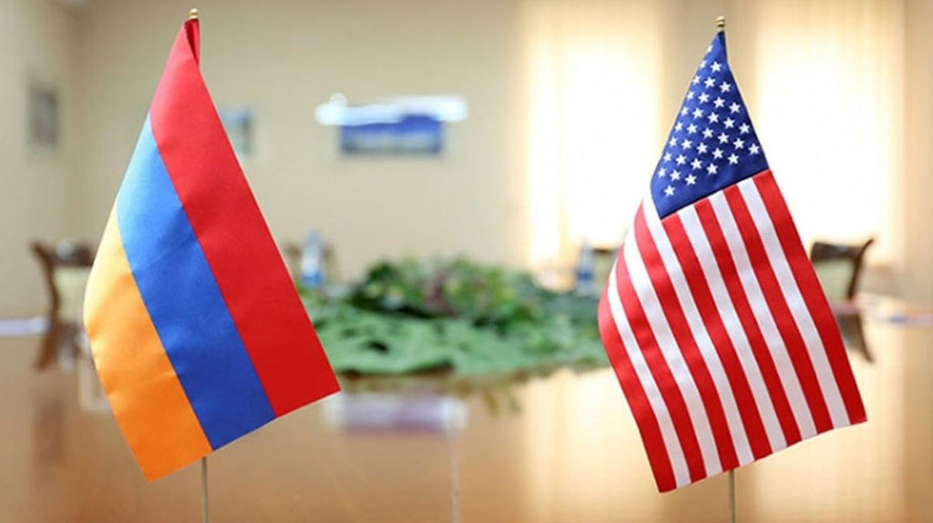 Накануне представитель Государственного департамента США Нед Прайс призвал конфликтующие стороны в Армении не прибегать к насилию. Американский дипломат заметил при этом, что в Вашингтоне тщательно следят за развитием событием в стране и поддерживают политику Никола Пашиняна.